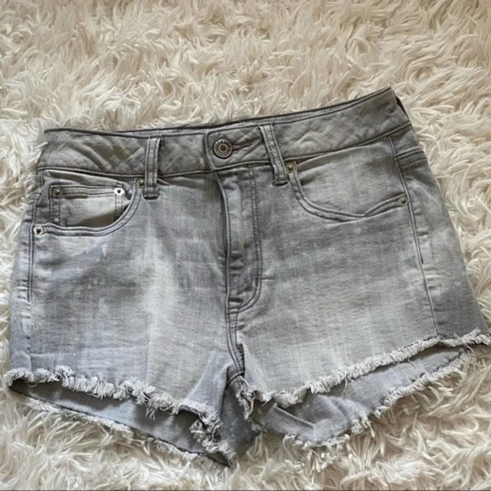American Eagle Gray Distressed Denim Shorts Size 6 - Picture 3 of 11
